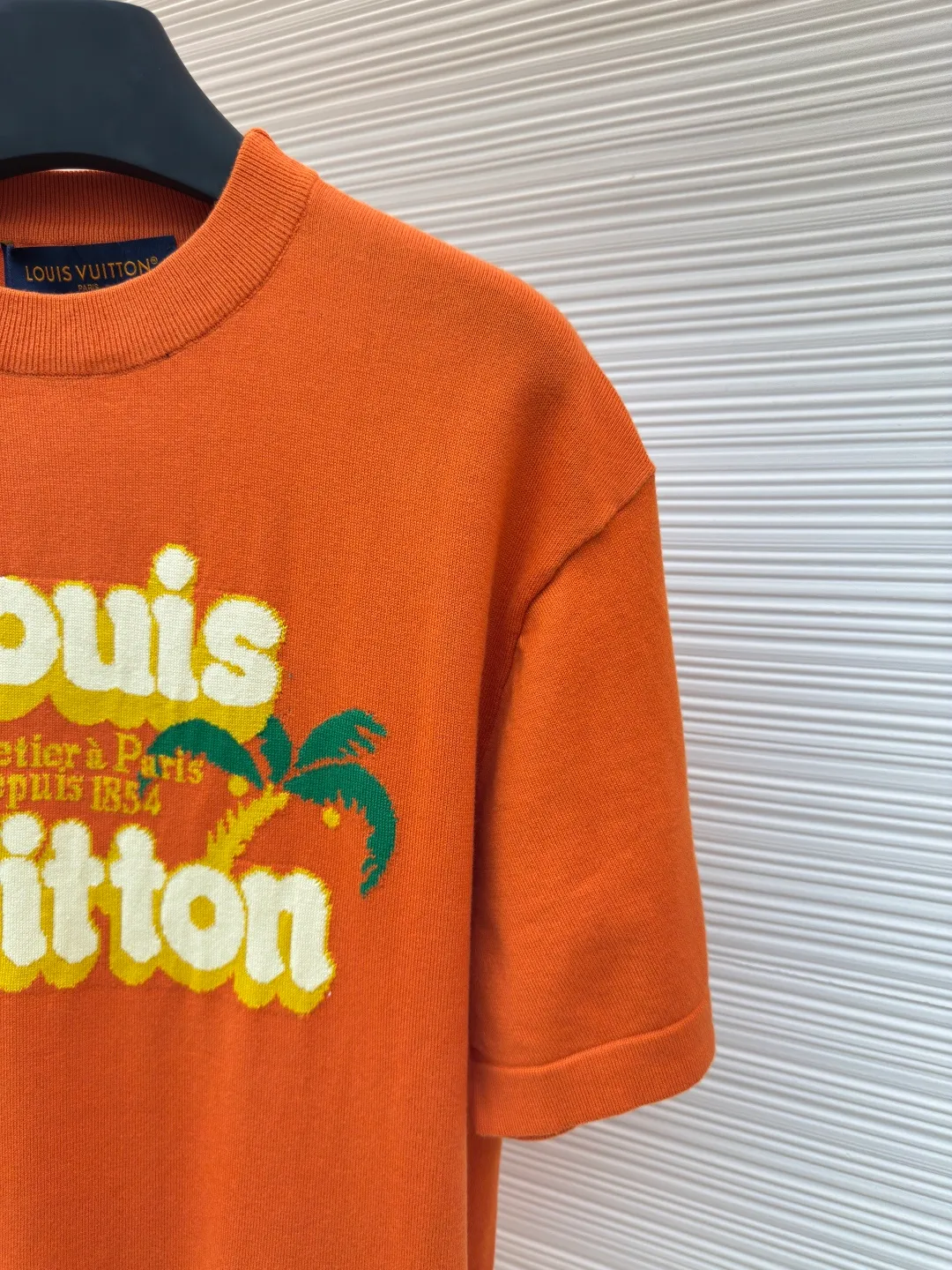 LOUIS VUITTON coconut woolen short sleeves ●Authentic product: 9000 purchased and developed ●Item number: 1680399-A65 ●Fabric: combed cotton fabric ●Technology: woolen fabric ●Version: fitted version ●Weight: about 265 grams ●Size: XS-S-M-L ●Description: The yarn is 2/40 count 100% combed cotton, and all colors are set-dyed. Since this set of yarn is bobbin dyed, the dyeing time is long; the weaving piece is a 14-needle German STOLL machine, and the weaving time is 135 minutes per piece. Since the front and back pieces are made of local jacquard hanging wool, a lot of floating threads will be produced when weaving the piece. The floating thread needs to be slowly pulled out later and the thread ends are hooked up, which is more time-consuming; the sewing disc is stitched with a 20-needle disc. The overall wiring is straight and delicate, the fabric is comfortable and soft, and the color is consistent without color difference. It can be matched with the same style to create a fashionable look and control various occasions. Customized accessories, complete with three standards, same style for men and women!